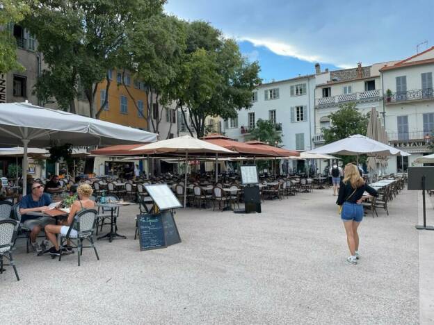 A VENDRE FONDS DE COMMERCE RESTAURANT SUR LA PLUS BELLE PLACE DU VIEIL ANTIBES 5197