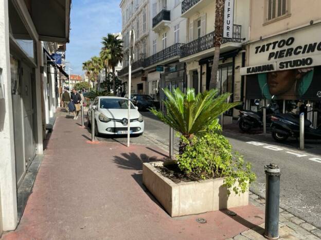 SNACK A DEUX PAS DE LA RUE D’ANTIBES – CANNES  5336